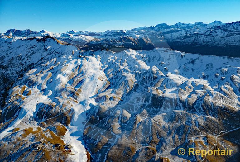 Foto: Schneearmer Neujahrstag 2017 im Hoch-Ybrig SZ. (Luftaufnahme von Niklaus Wächter)