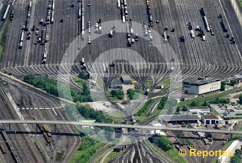 Foto: Optisches Täuschungsmanöver auf dem Rangierbahnhof Limmattal ZH In Wirklichkeit ist alles flach. (Luftaufnahme von Niklaus Wächter)