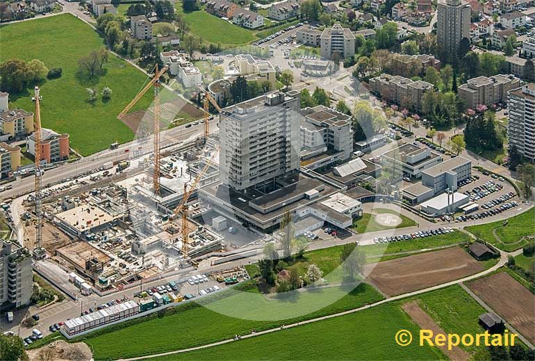 Foto: Das Spital Limmattal in Schlieren ZH wird ausgebaut . (Luftaufnahme von Niklaus Wächter)