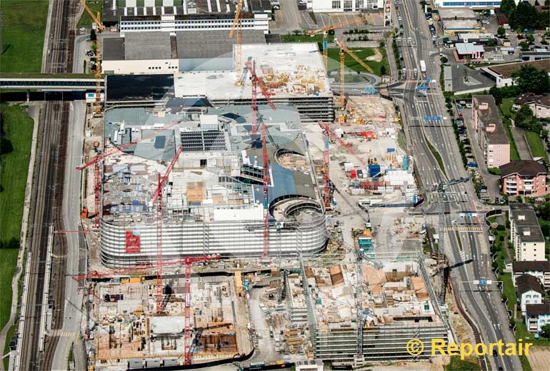 Foto: Vorerst ist die Mall of Switzerland noch der grösste Sammelplatz für Baukranen in Switzerland. (Luftaufnahme von Niklaus Wächter)