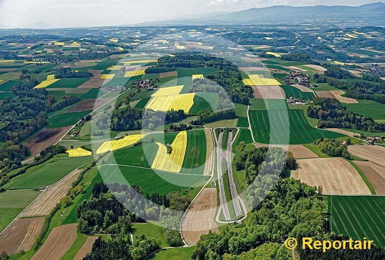 Foto: Ein bisschen Strasse muss sein Die Autobahn A1 bei La Vounaise FR . (Luftaufnahme von Niklaus Wächter)