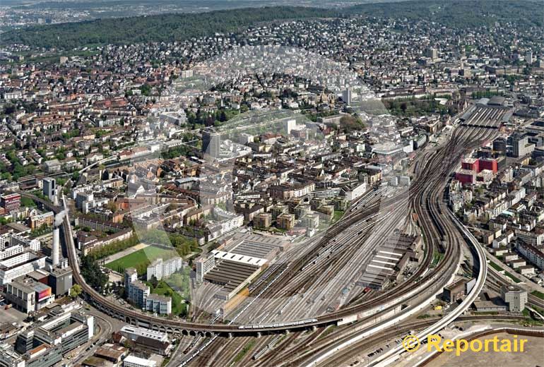 Foto: Der Hauptbahnhof Zürich ist der grösste Bahnhof der Schweiz und zählt mit knapp 3000 Zugfahrten täglich zu den meistfrequentiertesten Bahnhöfen der Welt. (Luftaufnahme von Niklaus Wächter)