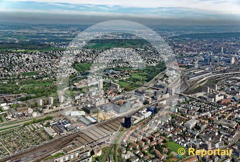 Foto: Altstetten ZH westlich von Zürich ist schon seit Jahrzehnten ein Quartier der Stadt Zürich und von den Geleisesträngen des nahen Hauptbahnhofs geprägt. (Luftaufnahme von Niklaus Wächter)