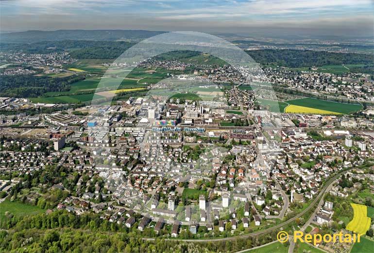 Foto: Schlieren ZH  ist eine Stadt mit mehr als 14000 Bewohnern und politische Gemeinde im Bezirk Dietikon des Kantons Zürich. (Luftaufnahme von Niklaus Wächter)