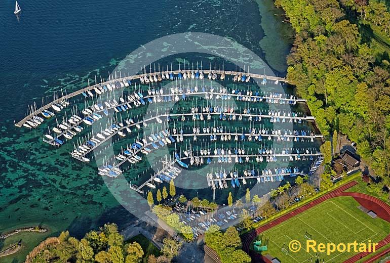 Foto: Der Segelbootshafen Luzern nach dem Umbau und der Erweiterung auf rund 650 Liegeplätze. (Luftaufnahme von Niklaus Wächter)