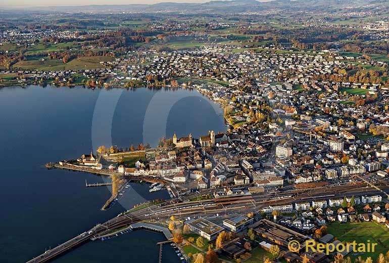 Foto: Rapperswil (SG) im Abendlicht. (Luftaufnahme von Niklaus Wächter)