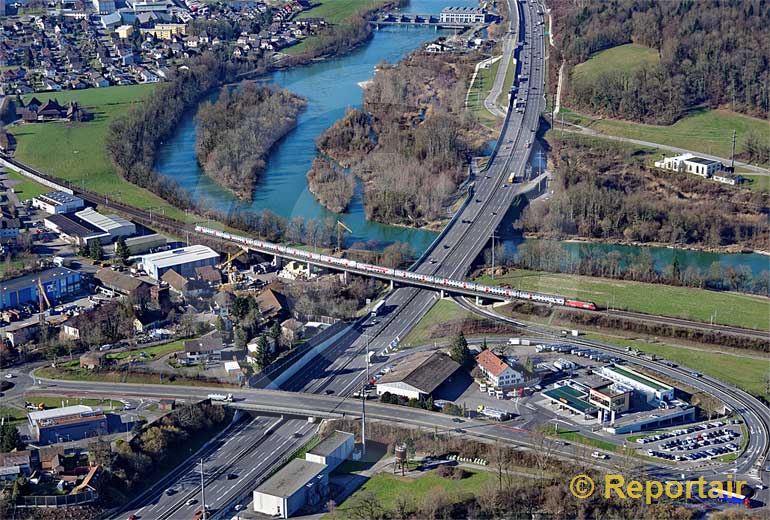 Foto: Verkehrsknotenpunkt Oftringen (AG). Die Zuglinie Bern-Olten kreuzt die Autobahn A1 Bern-Zürich. (Luftaufnahme von Niklaus Wächter)