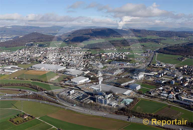 Foto: Oftringen (AG) mit Autobahn-Verzweigung, Kehrichtverbrennung, Kläranlage und Industrie. (Luftaufnahme von Niklaus Wächter)