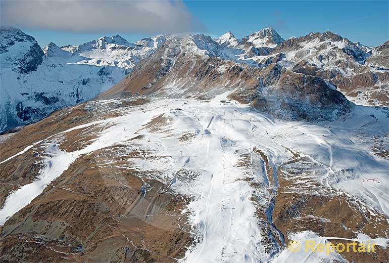 Foto: Eklatanter Schneemangel im Skigebiet Corviglia ob St.Moritz GR. (Luftaufnahme von Niklaus Wächter)