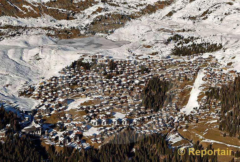 Foto: Das Winterferiendorf Bettmeralp VS wartet auf Schnee. (Luftaufnahme von Niklaus Wächter)