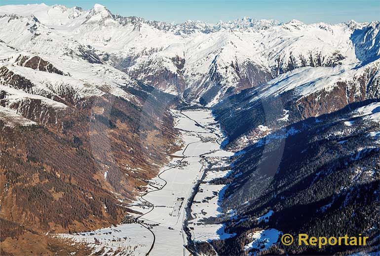 Foto: Das Goms VS im schneearmen Dezember 2015. (Luftaufnahme von Niklaus Wächter)