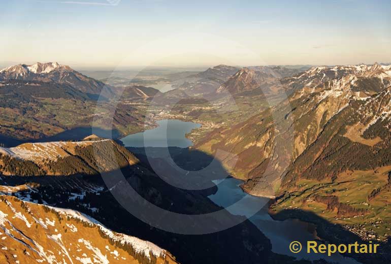 Foto: Kanton Obwalden mit Lungernsee, Sarnersee und Vierwaldstaettersee. (Luftaufnahme von Niklaus Wächter)