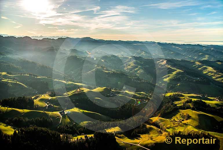 Foto: Die Napfregion in der Biosphäre Entlebuch. (Luftaufnahme von Niklaus Wächter)