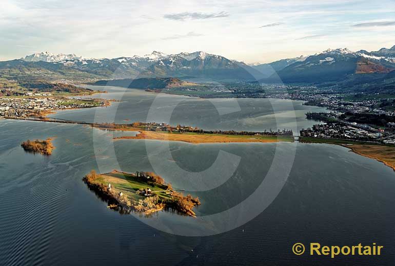 Foto: Die Zürichseeinsel Ufenau SZ im Abendlicht. (Luftaufnahme von Niklaus Wächter)