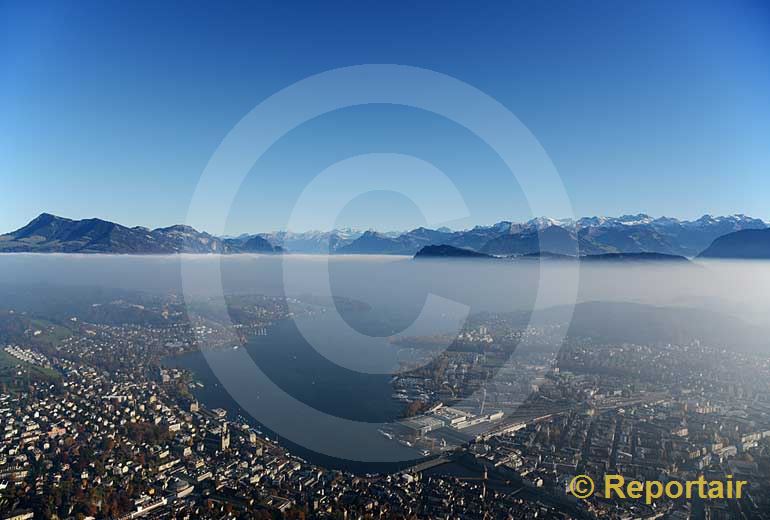 Foto: Luzern samt See im novemberlichen Kaltluftsee. (Luftaufnahme von Niklaus Wächter)