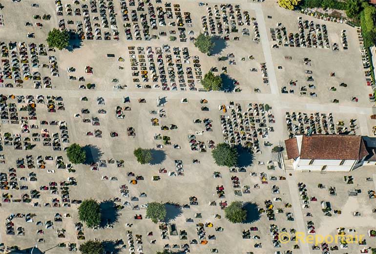 Foto: Friedhof in Delsberg JU. (Luftaufnahme von Niklaus Wächter)