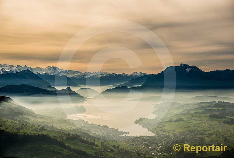 Foto: Novembernebel über dem Vierwaldstättersee mit dem Pilatus im Hintergrund. (Luftaufnahme von Niklaus Wächter)