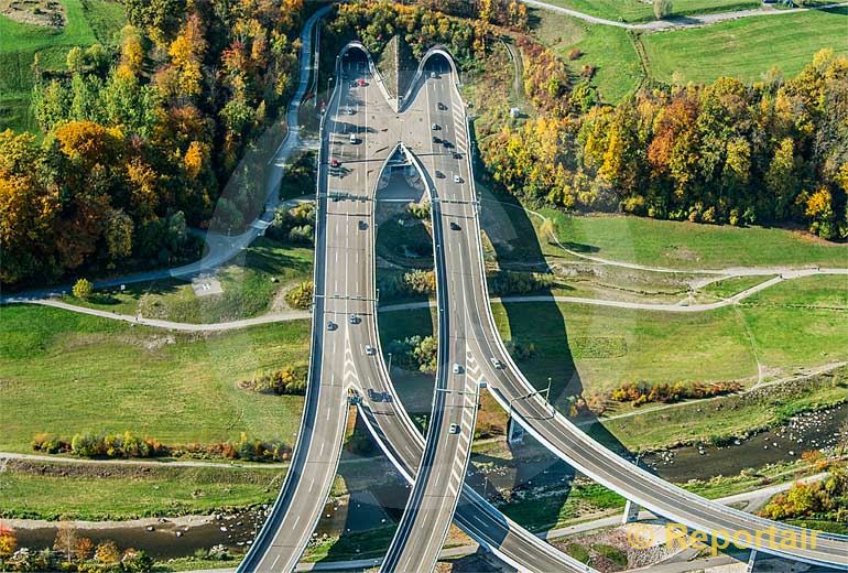 Foto: Farben und Symmetrie am Nordportal des Uetlibergtunnels ZH. (Luftaufnahme von Niklaus Wächter)