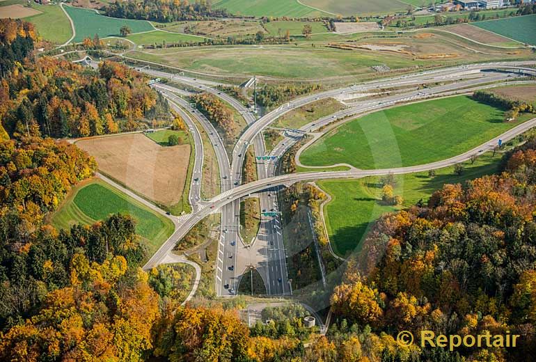 Foto: Das sogenannte Verkehrsdreieck Zürich-West mit dem Südportal des Uetlibergtunnels (links oben) . (Luftaufnahme von Niklaus Wächter)