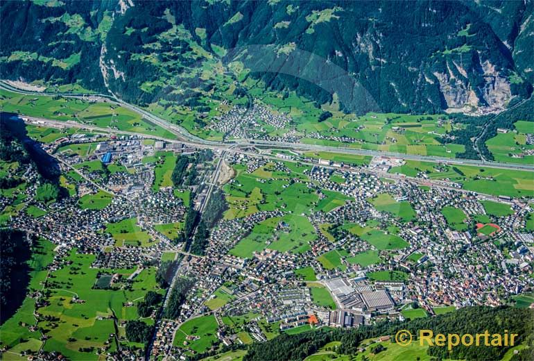 Foto: Zersiedlung des Talbodens bei Altdorf UR. (Luftaufnahme von Niklaus Wächter)