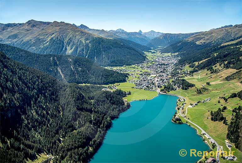 Foto: Der Davosersee mit Davos im Hintergrund (GR).. (Luftaufnahme von Niklaus Wächter)