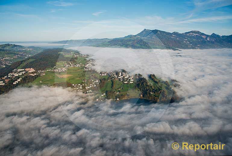 Foto: Meggen (LU) wird vom Nebel überrollt.. (Luftaufnahme von Niklaus Wächter)