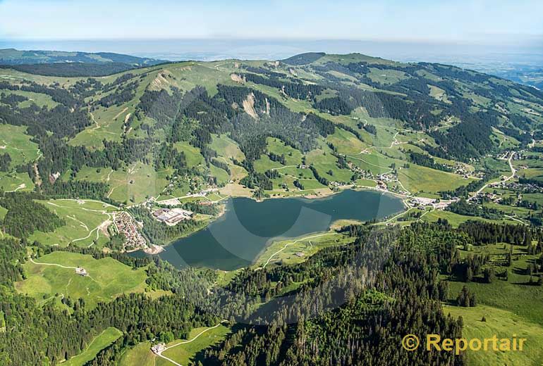 Foto: Der Schwarzsee in den Freiburger Voralpen.. (Luftaufnahme von Niklaus Wächter)