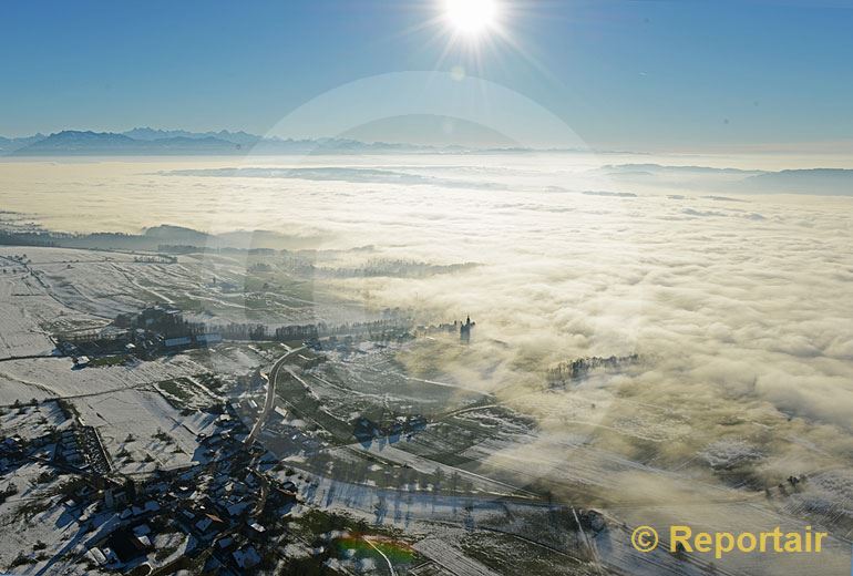 Foto: Flacher Strand am Nebelmeer beim luzernischen Oberschongau.. (Luftaufnahme von Niklaus Wächter)