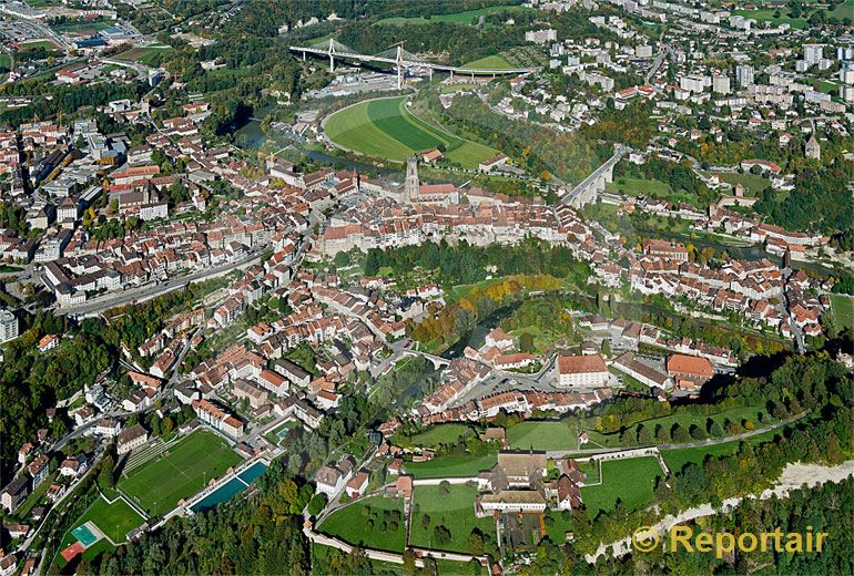 Foto: Fribourg oder Freiburg ist der Hauptort des Saanebezirks und des Kantons Freiburg.. (Luftaufnahme von Niklaus Wächter)