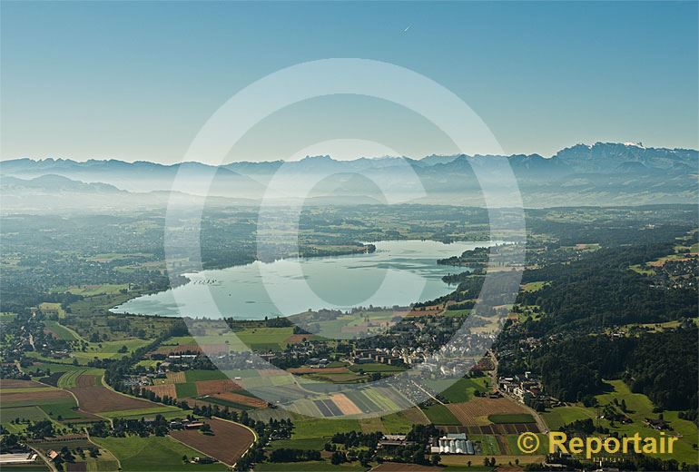 Foto: Der Greifensee (ZH) im Morgenlicht. (Luftaufnahme von Niklaus Wächter)