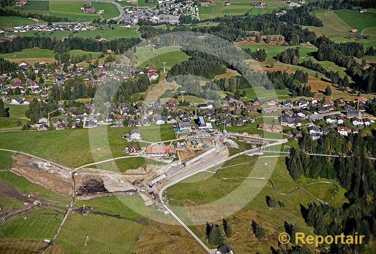 Foto: Auf dem Mostelberg im Wander- und Skigebiet Sattel-Hochstuckli entstehen weitere Freizeitanlagen. (Luftaufnahme von Niklaus Wächter)