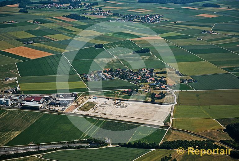 Foto: Neben dem kleinen Ort Sevaz (FR) wird der Bau eines Verteilzentrums des Discounters Lidl vorbereitet. (Luftaufnahme von Niklaus Wächter)