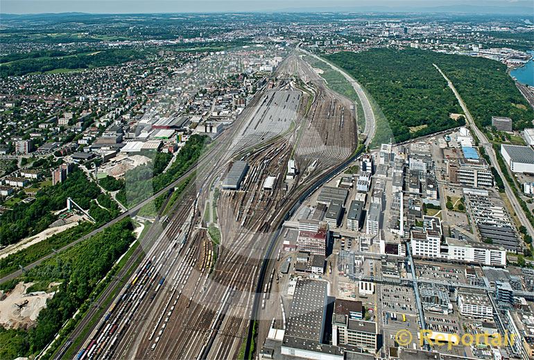 Foto: In Muttenz (BL) befindet sich einer der grössten Rangierbahnhöfe Europas, der  Rangierbahnhof Basel SBB RB. (Luftaufnahme von Niklaus Wächter)