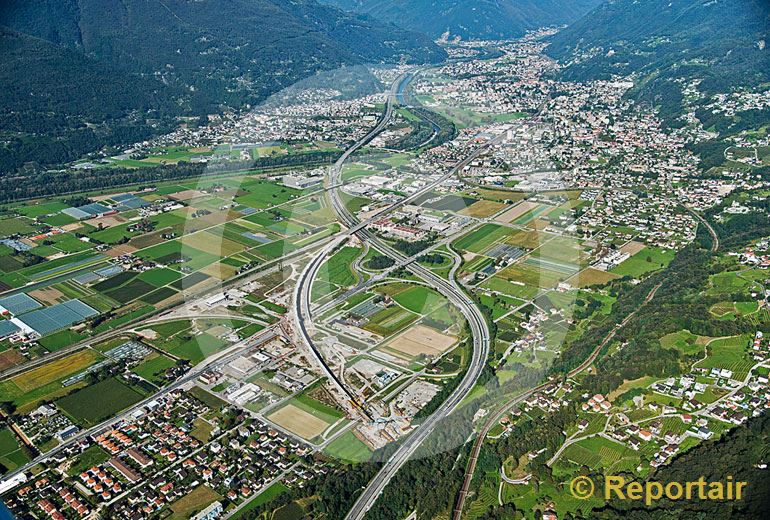 Foto: Zersiedelung und Verkehrsströme prägen die Magadinoebene unterhalb von Bellinzona (TI). (Luftaufnahme von Niklaus Wächter)