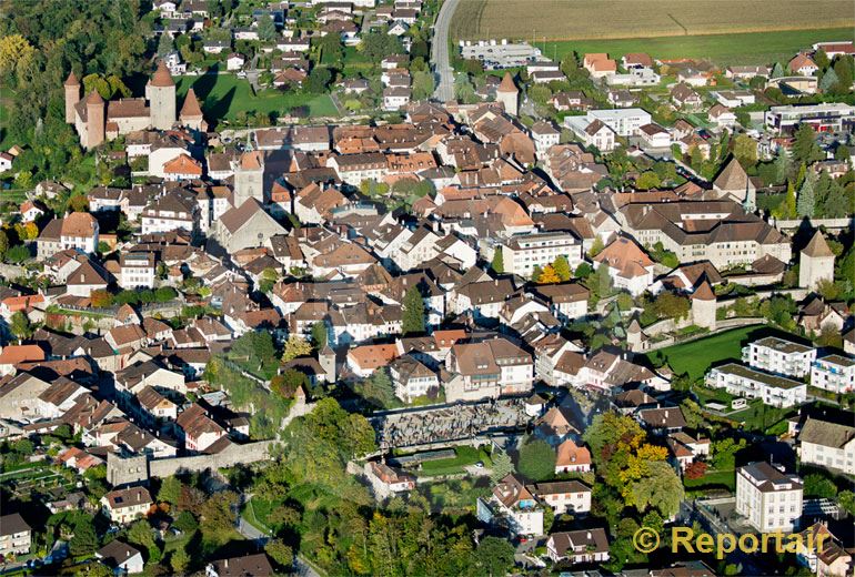 Foto: Die mittelalterliche Kleinstadt Estavayer-le-Lac am Südostufer des Neuenburgersees (FR) .. (Luftaufnahme von Niklaus Wächter)
