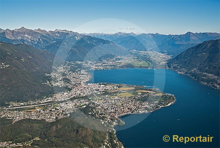 Foto: Die Region Locarno mit dem Maggia-Delta im Vorder- und der Magadino-Ebene im Hintergrund. (Luftaufnahme von Niklaus Wächter)