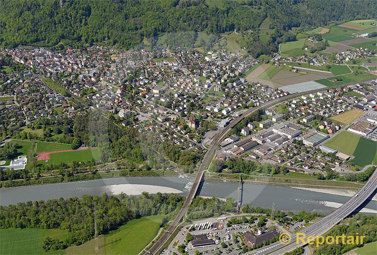 Foto: Bad Ragaz SG.mit der Raststätte Heidiland im Vordergrund... (Luftaufnahme von Niklaus Wächter)