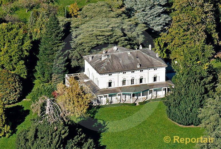 Foto: In diesem herrschaftlichen Haus oberhalb von Vevey verbrachten Charlie Chaplin und seine Familie seine letzten Jahre.. (Luftaufnahme von Niklaus Wächter)