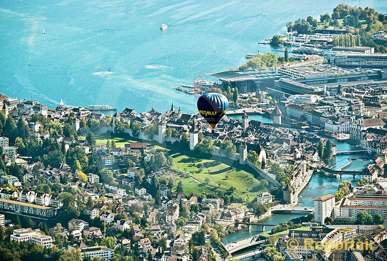 Foto: Ein Heissluftballon schwebt über der Stadt Luzern.. (Luftaufnahme von Niklaus Wächter)