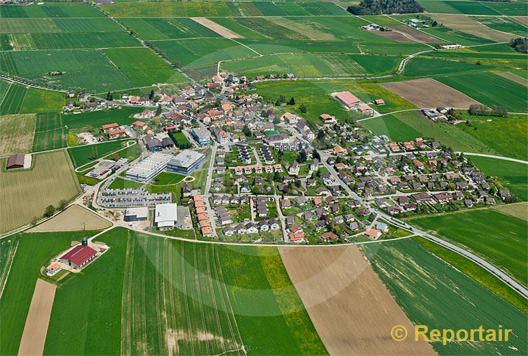 Foto: Vorbildliche Siedlungsplanung in Fontaines (NE) oberhalb Neuchatel.. (Luftaufnahme von Niklaus Wächter)