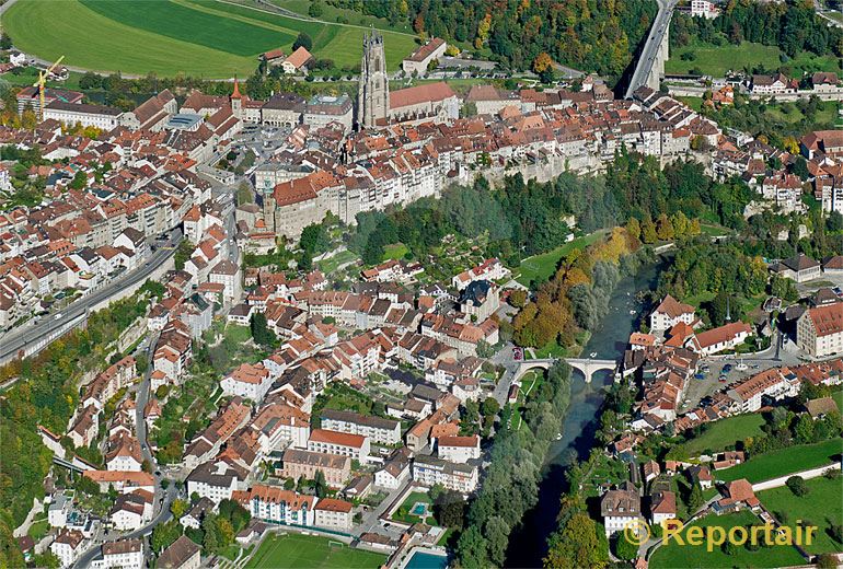 Foto: Fribourg bzw. Freiburg und seine Altstadt.. (Luftaufnahme von Niklaus Wächter)