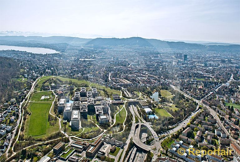 Foto: Die Universität Zürich am Irchel mit der Stadt Zürich im Hintergrund.. (Luftaufnahme von Niklaus Wächter)