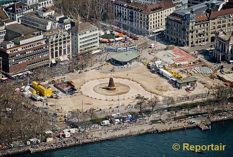 Foto: Der Bellevueplatz in Zürich wird neu gepflastert. Zuvor aber wird noch der traditionelle Böög verbrannt. Er steht schon auf dem Scheiterhaufen... (Luftaufnahme von Niklaus Wächter)