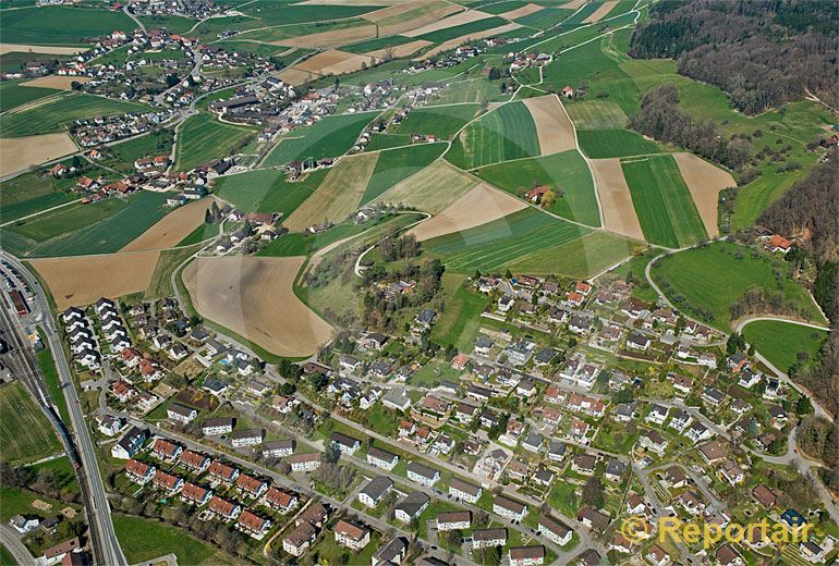 Foto: Durchdachte Besiedlung in Niederweningen ZH und krasse Zersiedlung im benachbarten Schneisingen AG im HIntergrund.. (Luftaufnahme von Niklaus Wächter)