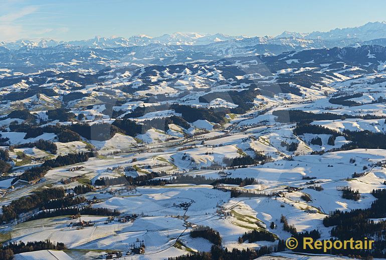 Foto: Die Napfregion, die Voralpen und die Alpenkette.. (Luftaufnahme von Niklaus Wächter)