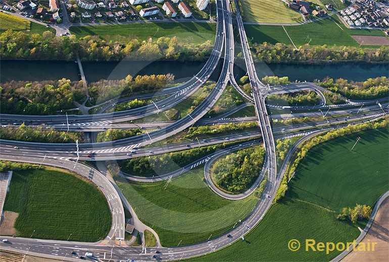 Foto: Autobahn-Verzweigung A2 A4 Rotsee bei Luzern.. (Luftaufnahme von Niklaus Wächter)
