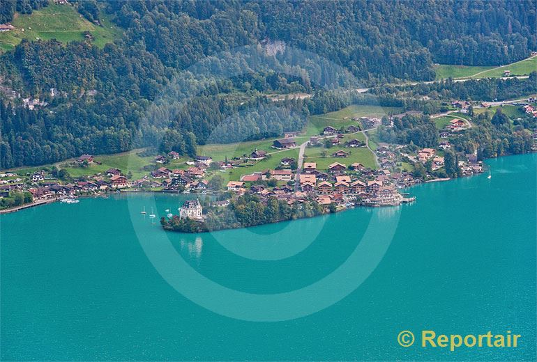 Foto: Iseltwald am Brienzersee mit seiner auffälligen Wasserfarbe.. (Luftaufnahme von Niklaus Wächter)