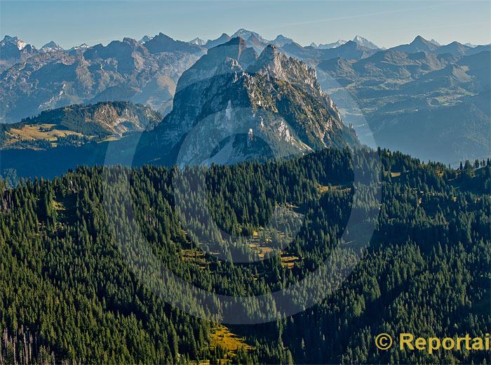 Foto: Ein Hauch von Urschweiz Blick von Norden gegen die beiden Mythen (SZ) und die Urner Berge.. (Luftaufnahme von Niklaus Wächter)