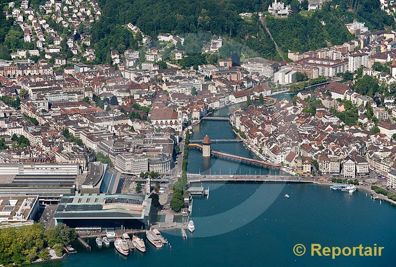 Foto: Touristisches Schmuckstück und Provinz-Metropole Luzern. (Luftaufnahme von Niklaus Wächter)