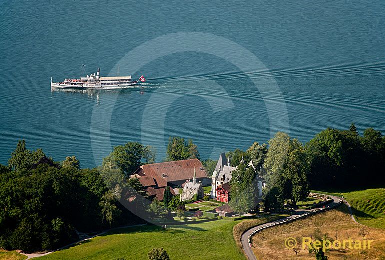 Foto: Der Raddampfer Uri rauscht am Gutsbetrieb des Schloss Meggenhorn vorbei. (Luftaufnahme von Niklaus Wächter)